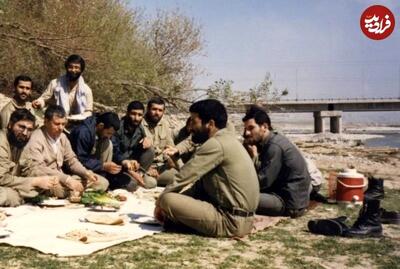 عکس/ ناهار خوردن هاشمی رفسنجانی و روحانی ۴۰ سال پیش با رزمنده‌ها لب کارون | اقتصاد24