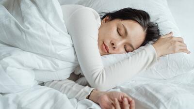 آیا ۶ ساعت خواب واقعاً کافی است؟ توصیه‌ها و نکاتی از زبان متخصصان
