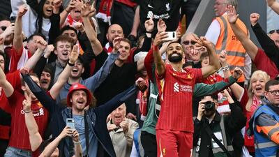 سلفی محمد صلاح با موبایل هوادار لیورپول پس از گلزنی مقابل تاتنهام
