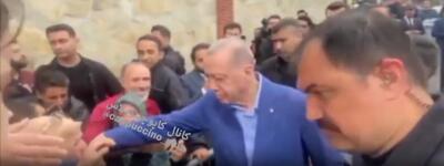 پخش پول در ازای دست بوسی!+ فیلم