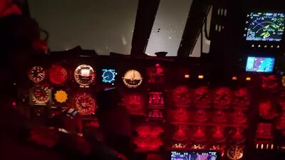 ویدئویی از نمای داخل کابین خلبان هواپیمای ایلیوشین Il-76 نیروی هوافضا سپاه در جریان عملیات اطفاء حریق هوایی بندر شهید رجایی