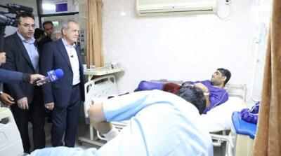 عکسی از بازدید پزشکیان از مجروحان حادثه بندر شهید رجایی - مردم سالاری آنلاین