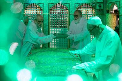 فیلم/ غبارروبی ضریح رضوی در آستانه دهه کرامت