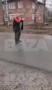 فیلم / پلیس به کهنه سرباز افغانستانی که مسلح به ابزارهای خطرناک بود تیراندازی کرد