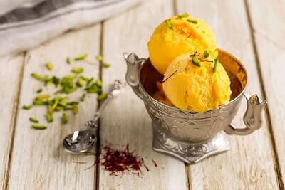 آشپزی حرفه ای؛ طرز تهیه خوشمزه ترین بستنی زعفرانی با همه نکات و ترفند هاش