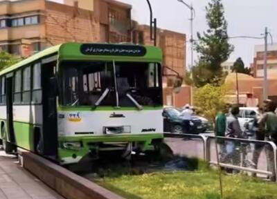 رانندگی یک نوجوان با اتوبوس در کرمان حادثه آفرید