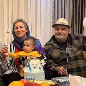 عکسی از اکبر عبدی با خانواده در تولد نوه اش