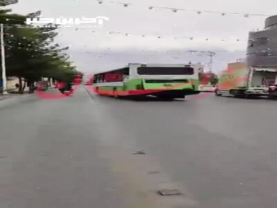 سرقت اتوبوس توسط پسربچه معلول ذهنی؛ 9 خودرو آسیب دیدند