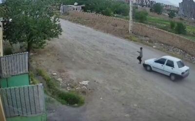 توقیف خودروی پراید با راننده ۱۲ ساله / فیلمی از برخورد این پراید با یک کودک (فیلم)
