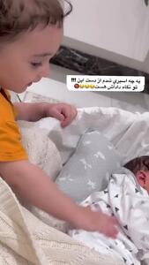 کلیپ بامزه شادی خواهر کوچولو برای بیدار شدن برادرش
