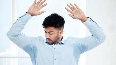 چرا بعضی غذاها باعث بوی بد بدن می‌شوند؟ راه‌حل مشکل چیست؟