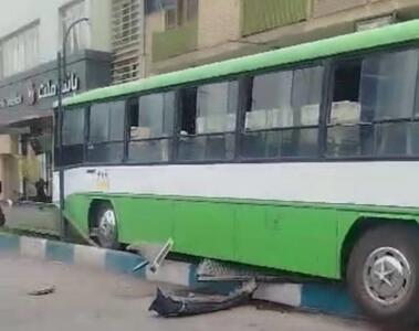 سرقت اتوبوس توسط نوجوان کم‌‌توان ذهنی و تصادف شدید با چند اتومبیل