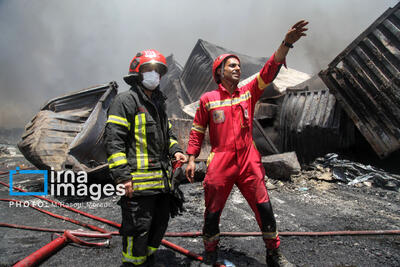 تصاویر: مراحل پایانی مهار آتش سوزی بندر شهید رجایی