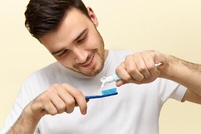 چرا باید هر ۳ ماه یک بار مسواک‌مان را دور بیندازیم؟