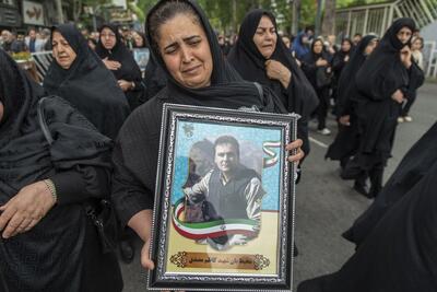 گریه های بی امان در تشییع محیط‌بانِ شهیدِ پارک‌ملی گلستان | تصاویر