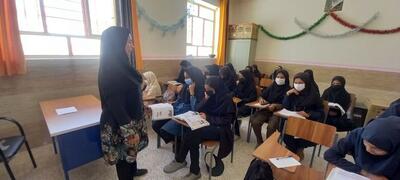 دست نوازش مادرانه معلم/ دانش آموزانی که نگران بُعد مسافت برای رسیدن به مدرسه خود نیستند