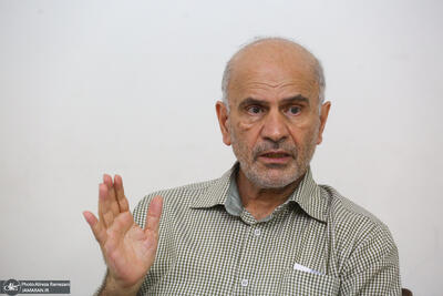 فرشاد مومنی: برخی می گویند چون جامعه حواسش پرت مذاکرات است شوک قیمتی جدیدی وارد کنیم! این نداها از حلقوم خائنان به منافع ملی بیرون می آید/ کشوری می تواند با عزت و قدرت مذاکره کند که دل مردمش با او باشد