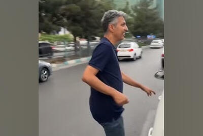 ببینید | گیر انداختن عادل فردوسی‌پور در خودروی شخصی‌اش برای گرفتن عکاس یادگاری!