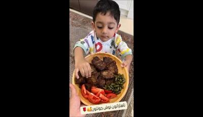 گشتی در آشپزخانه ستاره سادات قطبی در یک جمعه به‌یادماندنی؛ ناهار لذیذ و کمک جالب محمدحسین زیر نظر مادر