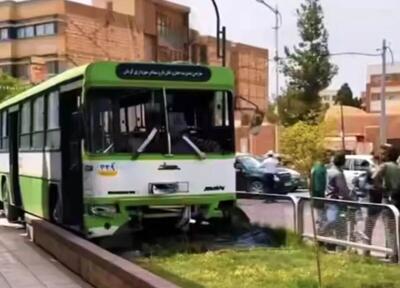 ببینید| سرقت اتوبوس و تصادف با چندین خودرو توسط یک پسربچه در کرمان | رویداد24