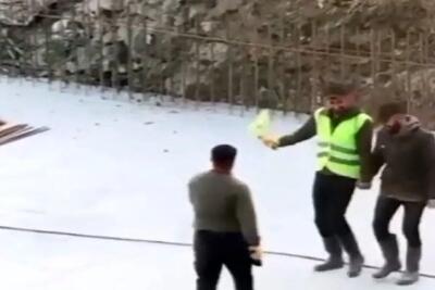 آواز شاد؛ ببینید این سرباز راهور باحال و پایه چطوری تو اون برف با مردم  کردی میرقصه