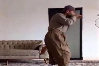 آواز شاد؛ آقاهه با شلوار کردی یطوری مریض میرقصه انگار خستس ولی مجبوره خودی نشون بده