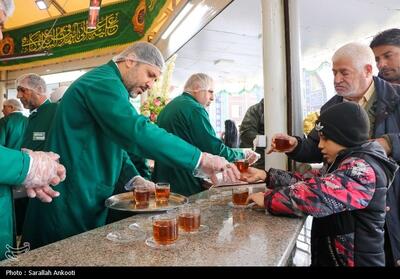 نوبت عاشقی رسید؛ حضور خادمان کرمانی در چایخانه حرم رضوی - تسنیم