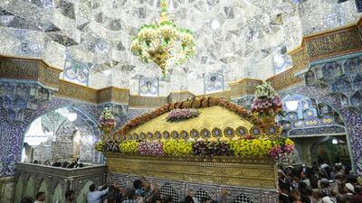 تصاویری از غبارروبی و عطرافشانی حرم حضرت معصومه (س) در آستانه دهه کرامت