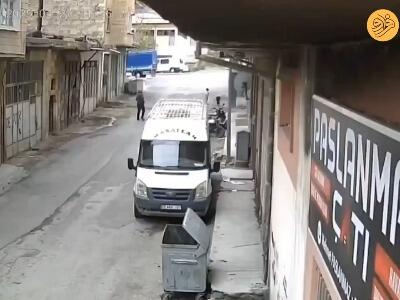  نجات معجزه‌آسای کودک دو ساله پس از سقوط در سطل آشغال