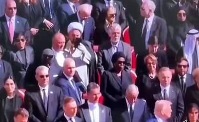واکنش طنز روزنامه اطلاعات به سلفی گرفتن نماینده ایران در مراسم تشییع پاپ/ سفیری گفتند، کلاسی گفتند، دیپلماتی گفتند!
