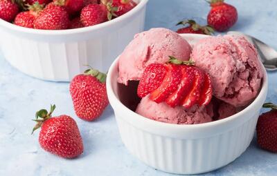طرز تهیه لطیف‌ترین بستنی ژله‌ای توت فرنگی |  انصاف نیوز