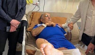 حمله قلبی به پیشکسوت فوتبال در مراسم بدرقه ملی پوشان فوتسال بانوان/ «حسن روشن» راهی بیمارستان شد