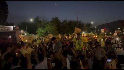 شادی مردم شیراز از صعود فجر در مقابل آرامگاه حافظ