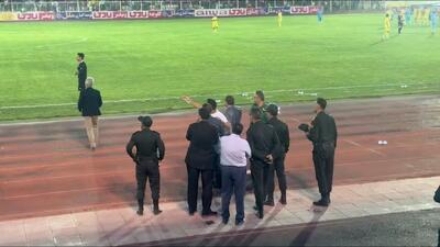 توقف بازی فجرسپاسی به دلیل استفاده از لیزر از سمت هواداران