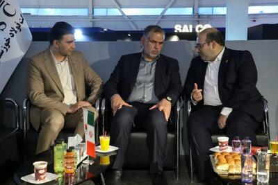 بازدید نماینده مجلس از غرفه شرکت فولاد خوزستان در نمایشگاه ایران اکسپو