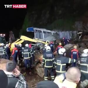 لحظه هولناک ریزش دیوار روی سر یک پدر و دو دخترش!