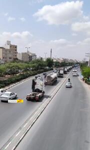 حرکت نمادین و ادای احترام راننده کامیون‌های مشهدی به یاد همکاران درگذشته‌شان در حادثه تلخ بندر شهید رجایی