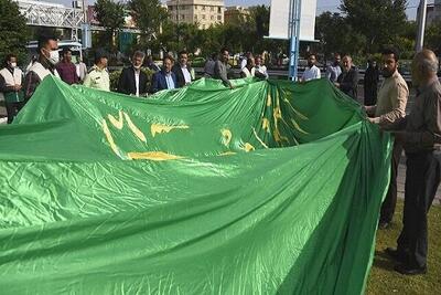 آیین اهتزاز پرچم رضوی به مناسبت دهه کرامت