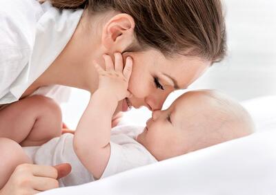 ۱۰ معجزه تماس پوست نوزاد با پوست والدین (ویدئو)