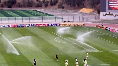 نمایی از سیستم آبیاری چمن در ورزشگاه تختی - پارس فوتبال