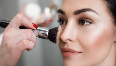 راهنمای قدم به قدم نحوه درست رژگونه زدن متناسب با فرم صورت