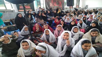 شادمانی دانش آموزان انابدی در روز ولادت حضرت معصومه (س) + عکس