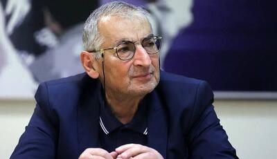 زیباکلام: تنها کسی که سعی کرد مانند فرد دوم نظام عمل کند احمدی‌نژاد بود