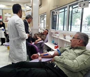 اهدای خون استاندار قزوین در همدلی با مصدومان حادثه بندرعباس