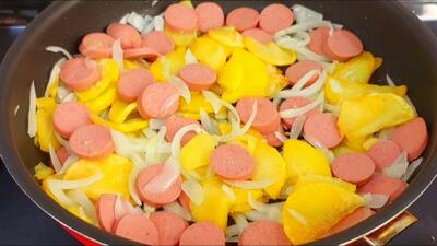 پیتزا بدون خمیر فوری و خوشمزه با ۲ قلم فقط سیب زمینی و سوسیس!