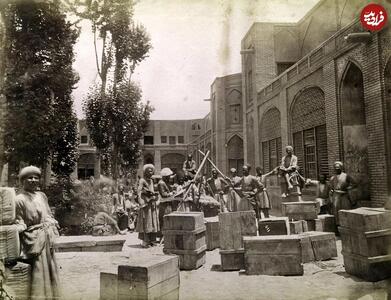 عکس/ حال و هوای بازاریان در حال وزن کردن کالا در کاروانسرای مخلص اصفهان در دوران قاجار | اقتصاد24