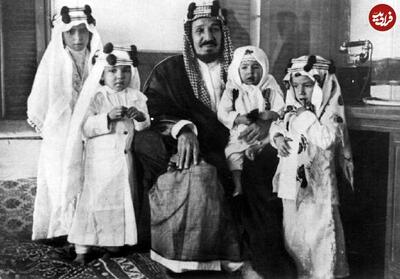 عکس/ اولین پادشاه عربستان در کنار ۴ فرزندش ۹۱ سال پیش | اقتصاد24
