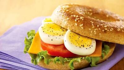طرز تهیه همبرگر تخم‌مرغ؛ صبحانه‌ای خوشمزه و لاکچری به سبک حرفه‌ای