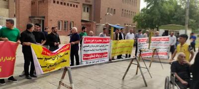 تجمع مرغداران گوشتی خوزستان در مقابل دادگستری استان/ جهاد کشاورزی پاسخ ما را نمی‌دهد