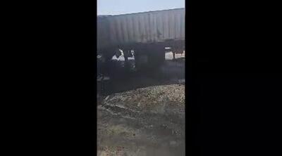 آسیب شدید تریلی بر اثر موج شدید انفجار در جاده